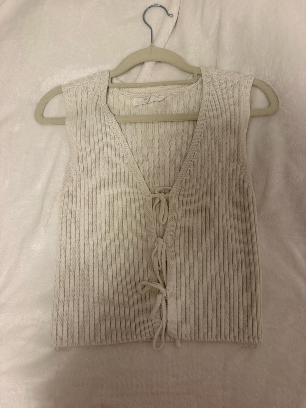 Olive & Oak Cream Ribbed Tie-Front V-Neck Sweater Vest